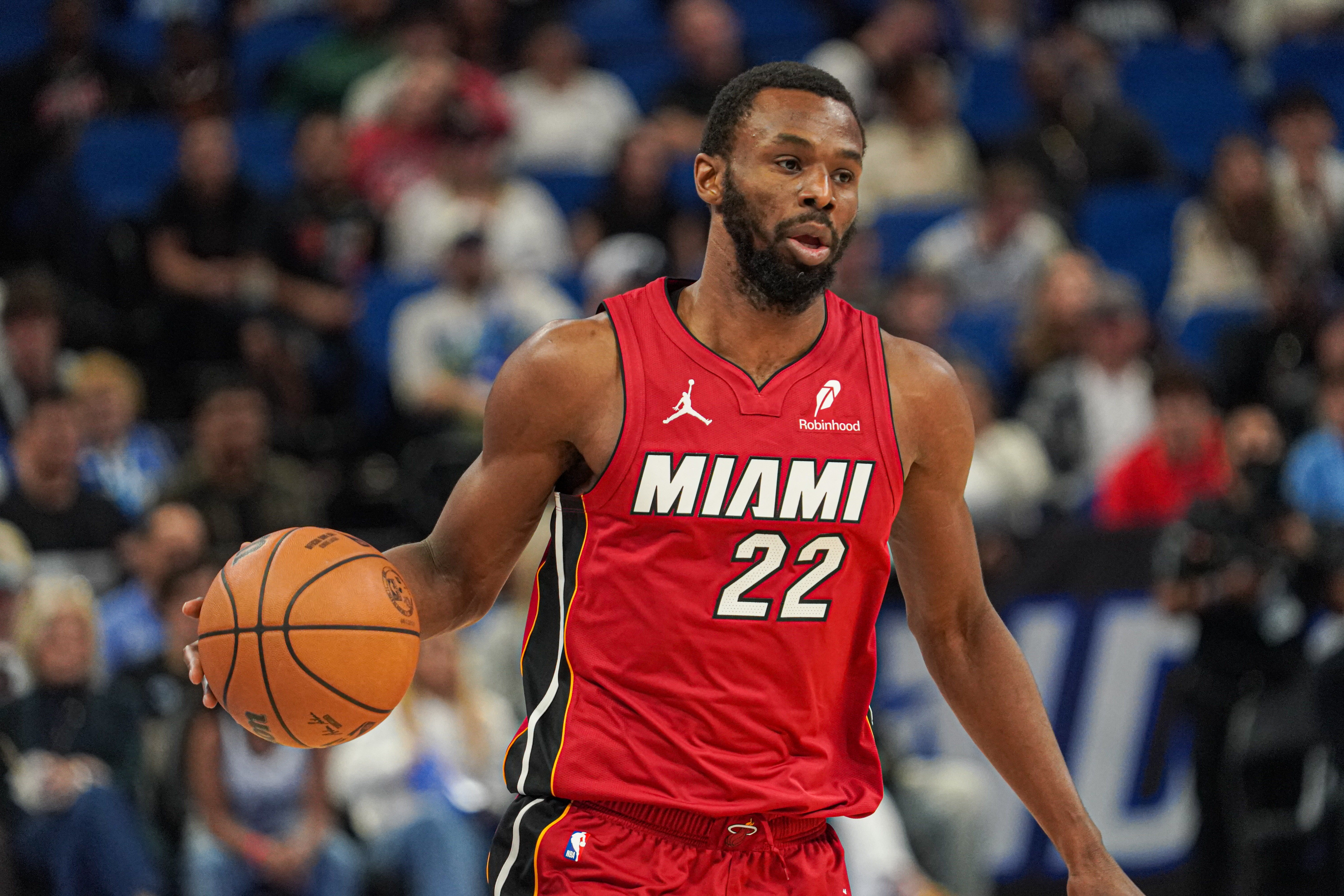 皇冠体育赛事-攻防建功！维金斯掏球后迅速反击 接希罗击地助攻飞身扣篮